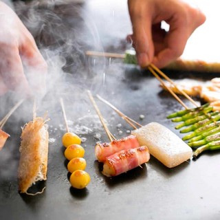 Teppan-yaki Performance 45 kinds of creative skewers grilled with olive oil!