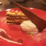 ビストロ・ポンドリゼール - いちごのミルフィーユ クレームパティシエールといちごサンド