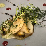 Grand rocher - 5皿目 「山口県産鮑のステーキ
      バルサミコソース、キウイピューレ、白ワインとバターソース、フランボワーズピューレで
      おかひじき乗せ」