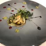 Grand rocher - 5皿目 「山口県産鮑のステーキ
      バルサミコソース、キウイピューレ、白ワインとバターソース、フランボワーズピューレで」
      