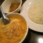 メーヤウ - レッドカレーにトッピングの骨付きチキン