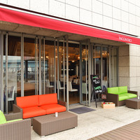 ■燦々と光が降り注ぐ、リゾート感あふれる開放的な店内でのランチで日常から解き放たれて■