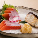 出汁と信州ごはん 佐久屋本店 - 信州サーモン造り・焼き御膳（おでん、小鉢、みそ汁、五郎兵衛米付）￥1,800（税抜）