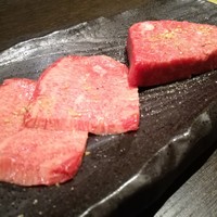 焼肉 銀座コバウ 特別室 - 2017年3月：牛タンと最高級シャトーブリアン(写真は2人分))