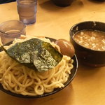 だいこく製麺 竜 生麦店 - つけ麺中盛(あつ盛り)750円+味玉100円。ボリュームはある