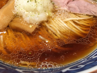 麺屋 坂本01 - 牛脂の旨味が効いたスープに整えられた麺