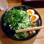 ラーメン工房　はっぴ - ベジタマ大(¥760+¥100)
      山盛りのもやしとネギ、豚小間切れとニンニクを一緒に煮込んだものが入っている。ママさんは一番優しい味と表現したが、ニンニクが効いていて一番インパクトがあるかも？