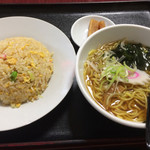 北京亭 - 半チャーハン+ラーメン¥800