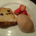 ラ・トォルトゥーガ - レーズンとプラムのケーキ、ホワリとなめらかなチョコのアイス、苺のマリネ