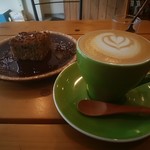 カフェ パラン - にんじんココナッツケーキ、カプチーノ