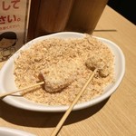 串家物語 - 溶いた小麦粉をまぶし、衣をつけます