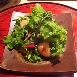 てんぷら　成生 - 野菜サラダ(ワラビ、セリ、カブ、アオリイカ)