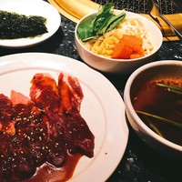 草の家 赤坂店 - サラダバーは最初に配られる深めの丸皿に盛りつけます。