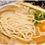 麺屋銀星 池袋 - ちゅるるーっとイケる軽さと適度な小麦感のある麺。