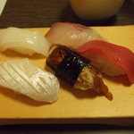 喜多八寿司 - お寿司追加～。私はサビ抜きなのでゲタに乗って出してくださいます。他の人のは盛り皿で登場です