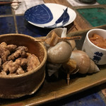 おつまみ2点盛り 500円 × 2セット［やみつきくるみ・バイ貝の旨煮（4人分に調整）・自家製塩辛・くさやチーズ］。