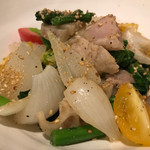 ちそう屋 コイン - 自家製 塩豚と新たまねぎ おかかポン酢あえ 800円。