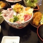 お魚ダイニング hiro - 海鮮丼 全景