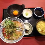 口福至福 - 海鮮丼、軽く漬け状態になっていて、付いてる刺し身醤油はこんなにも要らないですよ！ 漬けだけど新鮮な魚です。ここにも卵黄が！ 