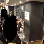 名古屋驛麺通り醐りょう 函館らーめん - 内観1　カウンターのみの小さな店舗です！　2017/03/25