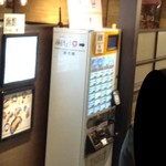 名古屋驛麺通り醐りょう 函館らーめん - 外観1　食券スタイルです。食券機は、カウンター席の向かい側にあります(^0^)b　2017/03/25