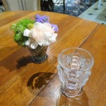 好樣情事 - テーブルのお花、水