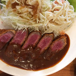 洋食の藤 - 牛ヒレビフカツの断面です。いつ見ても赤身の断面は堪りません！