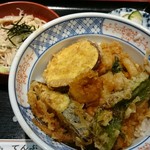 天ぷら 天松 - かき揚げ天丼。冷たいお蕎麦と香の物、お味噌汁が付きます。