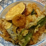 天ぷら 天松 - エビのかき揚げに単品のピーマン、さつま芋、茄子の天ぷら付きです。サックサクでタレも好みでした。