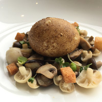 フィリップ・ミル 東京 - スペシャリテのキノコのうま味をまとった半熟卵と旬の野菜