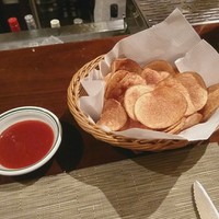 ウルフギャング・ステーキハウス 丸の内店 - サービスのポテトチップス