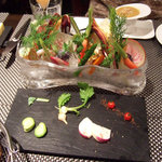 レストラン バカール - 日本各地から取り寄せた有機野菜と能登産ズワイ蟹とカニミソのバーニャカウダ