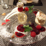 レストラン バカール - クリームチーズの雪山と薔薇の香りのゲレンデ