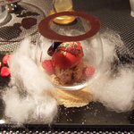 レストラン バカール - 薔薇の香りを閉じ込めたフランボワーズとショコラの球体のパフェ