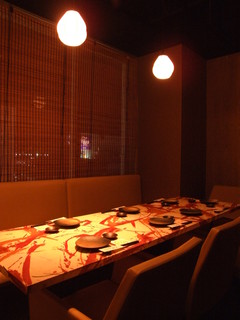 Seitennotsuki - ４～８名様用の窓側モダンテーブル個室席。
