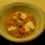 蓮 - 胡麻豆腐は硬めでプリプリとした食感。上の吉野餡はかなり味わいを抑え、薄口もほぼ感じない程度。雲丹の質は良くはない。