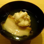 蓮 - 鮑、毛蟹、青柚子。薄口少しと一番出汁で炊いた鮑と毛蟹の青柚子和え、鮑と一番出汁の吸い地。鰹はほぼ感じない吸い地。