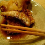 蓮 - この1.5cmにも及ぶ厚みの鰻だが脂のりは穏やか目で独特である。カリッとした後ふわりとした空気感がある身で美味しい。