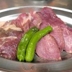 焼ジビエ 罠 - 続いては「イノシシ肉」が着皿。