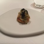 エクアトゥール - ★8ブリオッシュ生地の上に、毛ガニ、ベアルネーズ ソース（卵黄、ハムなど）、キャビア