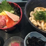 食工房 やまと茶屋 - ﾊｰﾌ海鮮丼(ﾈｷﾞﾄﾛ,ｻｰﾓﾝ,炙りびんちょう)と麺ﾗﾝﾁ1296円