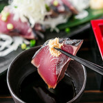 「野豬朱鰹套餐」包括 7 種菜餚，包括高知縣產的初燒鰹魚和 3 小時無限暢飲