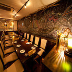Otoko No Itarian Yatai Suezou - 素敵な壁の絵がある2階テーブル席は広々としたお洒落な空間。２０名様ぐらいのパーティ、2次会にもおすすめ