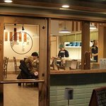 松波ラーメン店 - 入口から店内