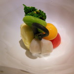 御料理 光安 - こだわり野菜の盛り合わせ（五郎島金時サツマイモ，ほおつき，吉野わらび，トマト，新豆）
