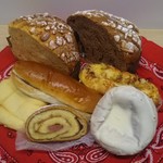 玉出 木村家　2Deux - 上段:ヴェネチアーナ(オレンジ・チョコ) 中段:イチゴのメロンパン・あんバター・グラタンドッグ 下段:ロールデニッシュ(イチゴ)・ホワイトウインナーショコラ