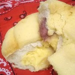 玉出 木村家　2Deux - イチゴメロンパンの中味は、カスタードクリームとイチゴジャム