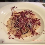 アルティジャーノ - アンチョビと自家菜園トレヴィスのクリームソース　スパゲティーニ