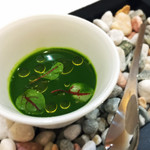 エクロール - アヴァンアミューズ。フラン、春菊のソース。卵どうふ、茶碗蒸し、プリンのような料理。