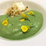 エクロール - アミューズ。菜の花のエスプーマ、クスクス、燻製クリーム。このクリームがまた美味しい。